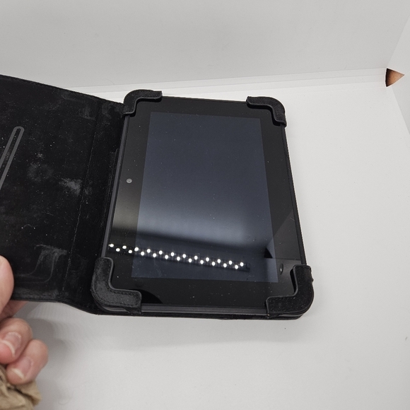 Amazon Kindle Fire HD 7" 32 GB with gray Belkin case - Picture 3 of 11